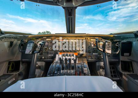 28 juin 2016 - Stockholm, Suède - Stockholm, Arlanda, Suède - L'avion contrôle l'intérieur de la salle de pilotage du Jumbo Stay (Jumbohostel), une auberge qui est un avion de ligne Boeing 747 converti. Il est situé à l'entrée de l'aéroport de Stockholm Arlanda. (Crédit image : © Edwin Remsberg / Vwpics/VW pics via ZUMA Wire) Banque D'Images