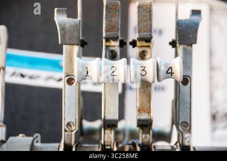 28 juin 2016 - Stockholm, Suède - Stockholm, Arlanda, Suède - les anciens contrôles à l'intérieur de la salle de cockpit du Jumbo Stay (Jumbohostel), une auberge qui est un avion de ligne Boeing 747 converti. Il est situé à l'entrée de l'aéroport de Stockholm Arlanda. (Crédit image : © Edwin Remsberg / Vwpics/VW pics via ZUMA Wire) Banque D'Images