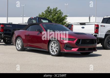Muncie - 22 juillet 2025 : Ford Mustang GT Cabriolet Premium présentoir chez un concessionnaire. Ford propose la Mustang avec un moteur V8 TI-VCT de 5,0 litres. MY :2025 Banque D'Images