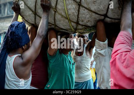 27 mars 2018 - Kolkata, Bengale occidental, Inde - travail comme usua pendant mayday sur une place de marché à kolkata. La Journée internationale du travail est une célébration des travailleurs et de la classe ouvrière qui est motivée par le mouvement ouvrier international qui a lieu chaque année le 1er mai. (Crédit image : © Debarchan Chatterjee/ZUMA Wire) Banque D'Images