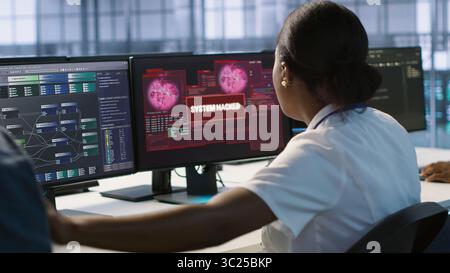 Femme demandant l'aide de l'équipe de cybersécurité après avoir vu des incidents de sécurité affectant le système de réseau du centre de données, protégeant l'infrastructure contre les attaques de pirates informatiques, caméra A. Banque D'Images
