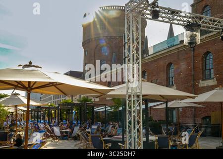 Sun Plaza dans le nouveau quartier G, devant le Kavalier Dalwigk à Ingolstadt (Bavière, Allemagne). Salon d'été avec sable et parasols et Event Ven Banque D'Images