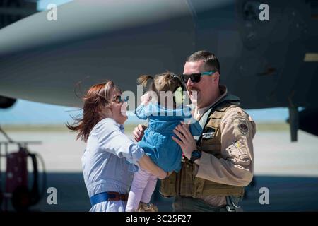 17 avril 2019 - Mountain Home AFB, Idaho, États-Unis - le personnel du 391st Fighter Squadron revient d'un déploiement de six mois en Asie du Sud-Ouest, le 17 avril 2019, à la base aérienne Mountain Home, Idaho. Amis et familles réunis avec leurs proches lors d'un retour au pays organisé pour les membres de l'équipage. (Crédit image : © U.S. Air Force/ZUMA Wire/ZUMAPRESS.com) Banque D'Images