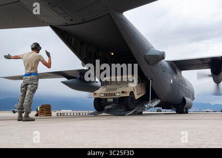 17 avril 2019 - Peterson Air Force base, Colorado, États-Unis - Tech. Le sergent Russell Hudson, technicien en transport aérien du 39e Escadron du port aérien, dirige un véhicule qui est reculé dans un avion C-130 Hercules pendant un chargement en marche à moteur à la base aérienne Peterson, Colo, le 17 avril 2019. Hudson est l'un des six membres de l'équipe représentant la 39e APS au Commandâ défi semestriel de Port Dawg de la réserve de la Force aérienne, à la base de réserve aérienne de Dobbins, Ga, du 22 au 26 avril. (Crédit image : © U.S. Air Force/ZUMA Wire/ZUMAPRESS.com) Banque D'Images