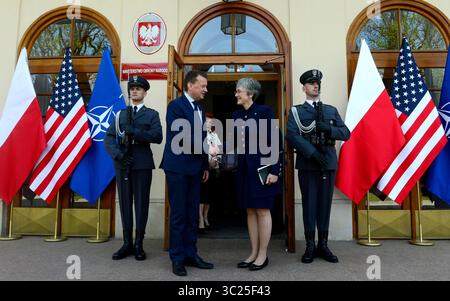 25 avril 2019 - Aviano Air base/Varsovie, Italie/Pologne, Europe - la secrétaire de l'Armée de l'Air Heather Wilson accueille le ministre polonais de la Défense Mariusz Blaszczak à Varsovie, Pologne, le 25 avril 2019. (Crédit image : © U.S. Air Force/ZUMA Wire/ZUMAPRESS.com) Banque D'Images