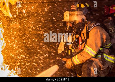 26 avril 2019 - Dover, Delaware, États-Unis - L'aviateur principal Daniel Kolk, conducteur du 436e Escadron de génie civil, éteint les flammes dans un exercice contrôlé au centre d'entraînement sur brûlures structurelles le 26 avril 2019, à la base aérienne de Dover, Del. Les pompiers s'entraînent dans un environnement contrôlé tout en étant surveillés par d'autres professionnels de la lutte contre les incendies de Douvres. (Crédit image : © U.S. Air Force/ZUMA Wire/ZUMAPRESS.com) Banque D'Images