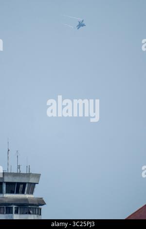 Bali, 24 juillet 2025 : un F-35 de la Royal Australian Air Force survole la tour ATC lors d'un exercice militaire conjoint. Banque D'Images