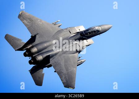 10 avril 2019 - Brandon, Royaume-Uni - un F-15E Strike Eagle affecté au 492nd Fighter Squadron effectue un passage à grande vitesse au-dessus de la RAF Lakenheath. Le 492e organise quotidiennement une formation de routine pour s'assurer que la RAF Lakenheath apporte des capacités de combat aérien uniques au combat lorsqu'elle est sollicitée par les forces aériennes américaines en Europe-Air Forces Africa. (Photo de l'US Air Force par Tech. Sgt Matthew Plew) Banque D'Images