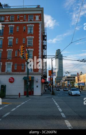 Un passage le long de la rue Granville en direction de l'immeuble historique Douglas Lodge, Vancouver, C.-B. Le condo Stories sur West Broadway est derrière. Banque D'Images