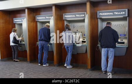 23 octobre 2013 - Raleigh, NC, États-Unis - les clients ont une conversation en direct avec le caissier à l'écran alors qu'ils font des affaires sur les distributeurs automatiques de Personal Teller à une succursale Coastal Federal Credit Union à Raleigh, N.C., le 23 octobre 2013. (Crédit image : © TNS via ZUMA Wire) Banque D'Images