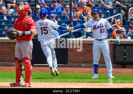 Queens, New York, États-Unis. 23 juillet 2025. Tyrone Taylor (15) gifle le outfielder des mets de New York Juan Soto (22) main après avoir marqué pendant un match MLB entre les Angels et les mets de NY au Citi Field (crédit image : © James Patrick Cooper/ZUMA Press Wire) USAGE ÉDITORIAL SEULEMENT ! Non destiné à UN USAGE commercial ! Banque D'Images