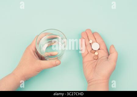 Pilules avec médecine, dépendance aux suppléments et surdose, prescription de médicaments, comprimés de pharmacie, soins de santé et traitement Banque D'Images