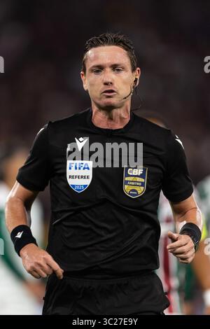 Rio de Janeiro, Brésil. 23 juillet 2025. RIO DE JANEIRO, BRÉSIL - 23 JUILLET : L'arbitre RAMON ABATTI ABEL court pendant le match entre Fluminense et Palmeiras dans le cadre de Brasileirao 2025 au stade Maracana le 23 juillet 2025 à Rio de Janeiro, Brésil. Crédit : Ruano Carneiro/Alamy Live News Banque D'Images