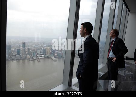 22 avril 2019 - New York, NY, États-Unis d'Amérique - le secrétaire intérimaire de la sécurité intérieure des États-Unis Kevin McAleenan, à gauche, regarde l'horizon de New York depuis l'Observatoire One World le 22 avril 2019 à New York. (Crédit image : © Tim D. Godbee via ZUMA Wire) Banque D'Images