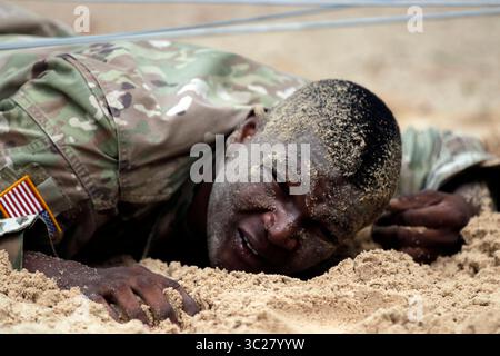 17 mai 2019 - Camp Dawson, Virginie-occidentale, États-Unis - le SPC Emmil Akwei, ravitailleur du 372e Bataillon de la police militaire, Garde nationale du district de Columbia, franchit un obstacle lors de la compétition de meilleur guerrier de la région II 2019, le 17 mai, au Camp Dawson, Virginie occidentale Akwei est l'un des deux gardiens de DC sélectionnés pour participer à la compétition régionale. (Crédit image : © U.S. Army/ZUMA Wire/ZUMAPRESS.com) Banque D'Images