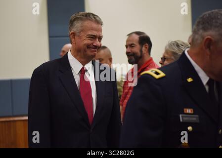 17 mai 2019 - Boise, ID, États-Unis - le gouverneur de l'Idaho, Brad Little, à gauche, suit l'adjudant-général de l'Idaho, le général général Gen. Michael Garshak, lors d'une cérémonie sur Gowen Field le 17 mai 2019 à Boise, Idaho. (Crédit image : © Becky Vanshur via ZUMA Wire) Banque D'Images