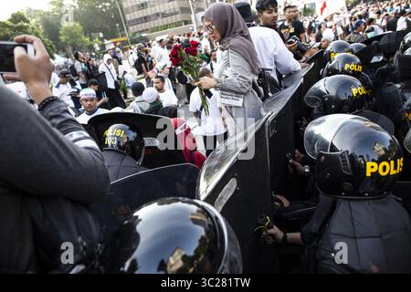 21 mai 2019 - Jakarta central, Jakarta, Indonésie - Jakarta, 21 mai 2019 : Around 2000 partisans de Prabowo remplissent l'Agence indonésienne de surveillance des élections (BAWASLU) qui est fortement gardée par la police. Au milieu de la manifestation police Bomb Squad a inspecté le sac suspect que le suspect a une bombe, mais après inspection seulement un sac de membre du manifestant qui est parti dans la rue..... Dans la nuit après Tarawih Ramadan Pray, un membre de manifestant tente d'arrêter le balayage de la police, mais le gardien de la manifestation a réussi à les tirer de la nouvelle émeute sans la police ha Banque D'Images