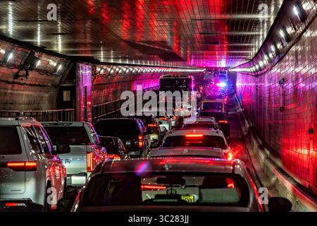 Deux voies de circulation, y compris Un premier répondant avec lumières clignotantes, à l'arrêt dans la congestion dans le Lincoln tunnel New York Banque D'Images