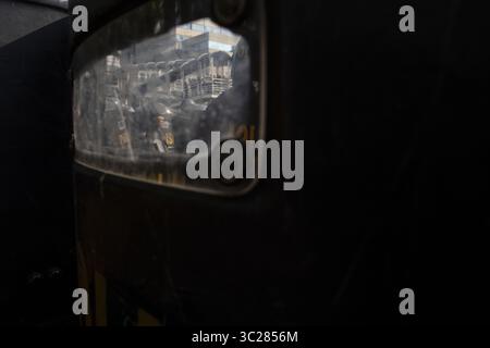 21 mai 2019 - Jakarta central, Jakarta, Indonésie - Jakarta, 21 mai 2019 : Around 2000 partisans de Prabowo remplissent l'Agence indonésienne de surveillance des élections (BAWASLU) qui est fortement gardée par la police. Au milieu de la manifestation police Bomb Squad a inspecté le sac suspect que le suspect a une bombe, mais après inspection seulement un sac de membre du manifestant qui est parti dans la rue..... Dans la nuit après Tarawih Ramadan Pray, un membre de manifestant tente d'arrêter le balayage de la police, mais le gardien de la manifestation a réussi à les tirer de la nouvelle émeute sans la police ha Banque D'Images