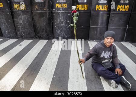 21 mai 2019 - Jakarta central, Jakarta, Indonésie - Jakarta, 21 mai 2019 : Around 2000 partisans de Prabowo remplissent l'Agence indonésienne de surveillance des élections (BAWASLU) qui est fortement gardée par la police. Au milieu de la manifestation police Bomb Squad a inspecté le sac suspect que le suspect a une bombe, mais après inspection seulement un sac de membre du manifestant qui est parti dans la rue..... Dans la nuit après Tarawih Ramadan Pray, un membre de manifestant tente d'arrêter le balayage de la police, mais le gardien de la manifestation a réussi à les tirer de la nouvelle émeute sans la police ha Banque D'Images