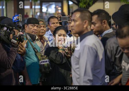 21 mai 2019 - Jakarta central, Jakarta, Indonésie - Jakarta, 21 mai 2019 : Around 2000 partisans de Prabowo remplissent l'Agence indonésienne de surveillance des élections (BAWASLU) qui est fortement gardée par la police. Au milieu de la manifestation police Bomb Squad a inspecté le sac suspect que le suspect a une bombe, mais après inspection seulement un sac de membre du manifestant qui est parti dans la rue..... Dans la nuit après Tarawih Ramadan Pray, un membre de manifestant tente d'arrêter le balayage de la police, mais le gardien de la manifestation a réussi à les tirer de la nouvelle émeute sans la police ha Banque D'Images
