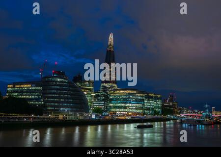 Vue spectaculaire sur l'hôtel de ville, le Shard et la Tamise la nuit, Londres, Angleterre, Royaume-Uni. Banque D'Images