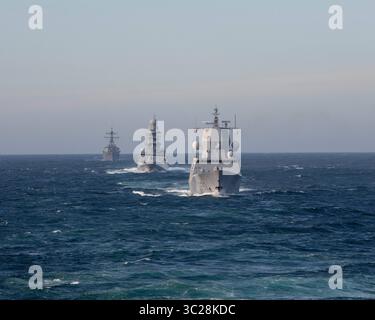 13 mai 2019 - Océan Atlantique, États-Unis - la frégate de la Marine royale norvégienne HNOMS Otto Sverdrup, la frégate de classe Bergamini de la Marine italienne ITS Bergamini et le destroyer de missile guidé USS Roosevelt de la classe Arleigh Burke en formation lors de l'exercice formidable Shield 2019 13 mai 2019 dans l'océan Atlantique. Neuf Nations, dont le Canada, le Danemark, la France, l'Italie, les pays-Bas, la Norvège, l'Espagne, le Royaume-Uni et les États-Unis participent à l'exercice de l'OTAN. (Crédit image : © Susan Damman via ZUMA Wire) Banque D'Images