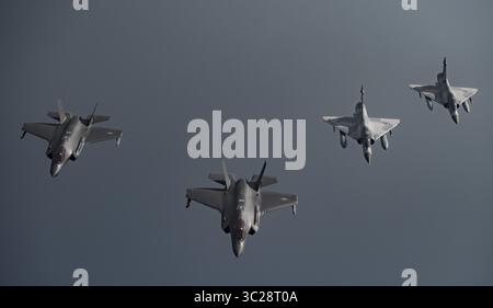 21 mai 2019 - Qatar, Qatar - Qatar Emiri Air Force Mirage 2000 chasseurs, juste à côté des chasseurs furtifs F-35A Lightning II en formation lors d'une patrouille d'escorte le 21 mai 2019 au-dessus du Qatar. La patrouille conjointe fait partie des opérations militaires élargies au moyen-Orient pour contrer une menace perçue de la part de l’Iran. (Crédit image : © Keifer Bowes via ZUMA Wire) Banque D'Images
