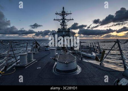 11 mai 2019 - Océan Atlantique - le destroyer à missiles guidés de classe Arleigh Burke USS Carney (DDG 64) traverse l'Océan Atlantique lors de formidable Shield 19, le 11 mai 2019. Redoutable Shield est conçu pour améliorer l'interopérabilité des alliés dans un environnement de défense aérienne et antimissile intégré à tir réel, en utilisant les structures de commandement et de contrôle de l'OTAN. (Crédit image : © U.S. Navy/ZUMA Wire/ZUMAPRESS.com) Banque D'Images