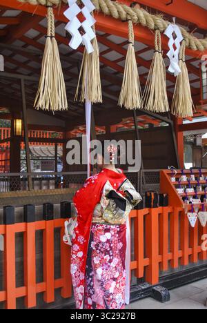 23 mars 2019 - Kyoto, Japon - fille priant dans le sanctuaire Fushimi Inari. Kyoto. Japon. (Crédit image : © Martha Barreno/Vwpics/VW pics via ZUMA Wire) Banque D'Images