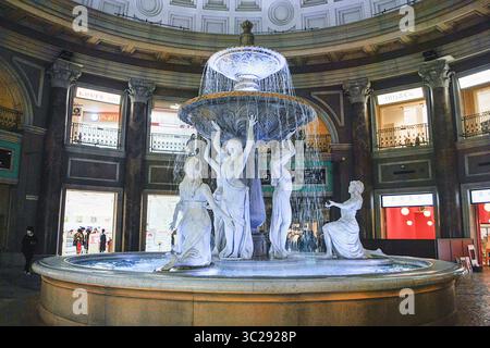 20 mars 2019 - Odaiba, Japon - Fountain Plaza dans le centre commercial venus Fort, une place aux toits hauts en assaut avec un cercle de colonnes de pierre, et concentré sur une fontaine géante portée en altitude par six déesses gréco-romaines audacieuses au milieu. Odaiba. Tokyo. Japon. (Crédit image : © Martha Barreno/Vwpics/VW pics via ZUMA Wire) Banque D'Images
