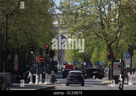 en regardant l'av de friedland vers l'arc de triomphe paris Banque D'Images