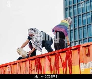 Des manifestants vus au-dessus du véhicule Maersk scandent des slogans anti-génocide lors du défilé annuel de célébration de la fierté. Le défilé de l’égalité 2025 a marqué le point culminant des célébrations de la fierté cityís, rassemblant des milliers de personnes pour défendre les droits LGBTQ+ et célébrer la diversité et l’inclusion. Banque D'Images