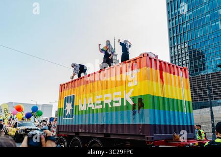 Des manifestants vus au-dessus du véhicule Maersk scandent des slogans anti-génocide lors du défilé annuel de célébration de la fierté. Le défilé de l’égalité 2025 a marqué le point culminant des célébrations de la fierté cityís, rassemblant des milliers de personnes pour défendre les droits LGBTQ+ et célébrer la diversité et l’inclusion. Banque D'Images