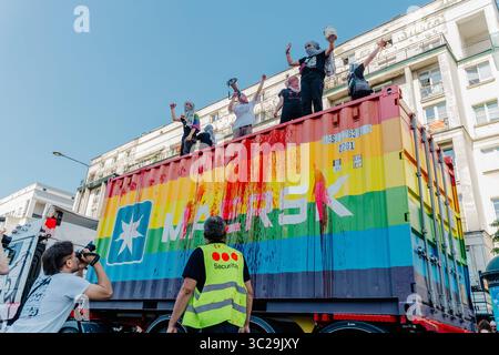 Varsovie, Pologne. 14 juin 2025. Des manifestants vus au-dessus du véhicule Maersk scandent des slogans anti-génocide lors du défilé annuel de célébration de la fierté. Le défilé de l’égalité 2025 a marqué le point culminant des célébrations de la fierté cityís, rassemblant des milliers de personnes pour défendre les droits LGBTQ et célébrer la diversité et l’inclusion. (Photo de Marek Antoni Iwanczuk/SOPA images/SIPA USA) crédit : SIPA USA/Alamy Live News Banque D'Images