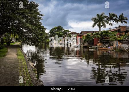 Maisons au bord de l'eau et reflets le long du canal à Paraty, Brésil Banque D'Images