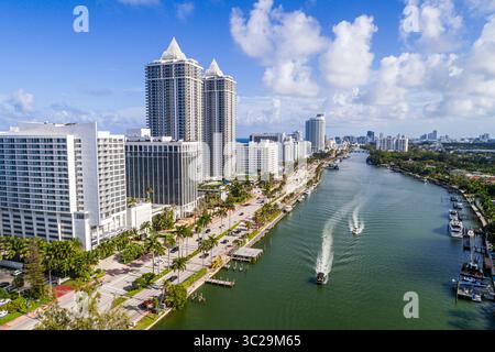 Miami Beach Floride, vue aérienne d'en haut regardant vers le bas, 5000 pâtés de maisons Collins Avenue, immeubles de condominium de hauteur moyenne en bord de mer, Indian C Banque D'Images
