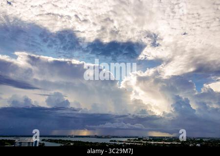 Miami Beach Floride, Biscayne Bay, North Beach, ciel de nuages tempêtes, scène météorologique dramatique, averses de pluie couvertes à distance, nuages d'orage sombres cumulus stra Banque D'Images