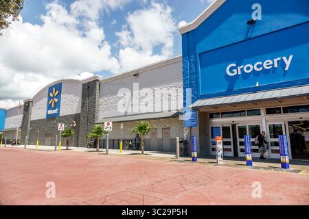 North Miami Beach Florida, Walmart discount grand magasin grande boîte, extérieur extérieur, homme blanc mâle adulte sortant des portes automatiques portant shopping BA Banque D'Images
