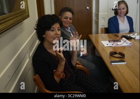 7 janvier 2019 - Sacramento, CA, USA - Gianinna Perez, à gauche, conseillère principale pour la petite enfance, s'entretient avec Kelli Evans, centre, secrétaire juridique adjointe, et Ann O'leary, à droite, chef de cabinet à propos de l'administration amicale des enfants du gouverneur Gavin Newsom au Capitole de l'État de Californie le mercredi 8 mai 2019 à Sacramento. (Crédit image : © TNS via ZUMA Wire) Banque D'Images