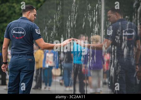 8 mai 2019 - Washington, District of Columbia, États-Unis - Tech. Le sergent Pete Rivera, œThunderbirdsâ recruteur de â escadron de démonstration aérienne de la Force aérienne des États-Unis, examine sa réflexion au mémorial de la guerre de Corée à Washington, D.C. le 8 mai 2019. Rivera fait partie de l’équipe depuis 2018. (Crédit image : © U.S. Air Force/ZUMA Wire/ZUMAPRESS.com) Banque D'Images