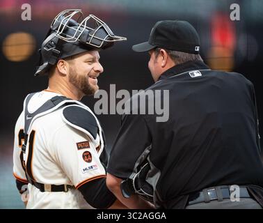 14 mai 2019 : Stephen Vogt (21 ans), attrapeur des Giants de San Francisco, discute avec l'arbitre Doug Eddings (88 ans), avant un match de la MLB entre les Blue Jays de Toronto et les Giants de San Francisco à Oracle Park à San Francisco, en Californie. Valerie Shoaps/CSM(image de crédit : &copy ; Valerie Shoaps/CSM via ZUMA Wire) Banque D'Images