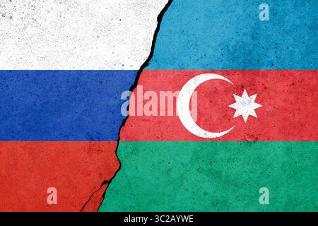 Russie et Azerbaïdjan et drapeaux sur le mur de béton fissuré Banque D'Images