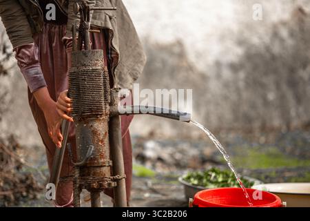 Pompe à eau spéciale. L'eau dans les villages en Ouzbékistan est pompée. Banque D'Images