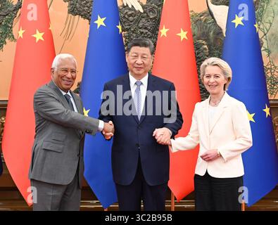 Pékin, Chine. 24 juillet 2025. Le président chinois Xi Jinping rencontre le président du Conseil européen Antonio Costa et la présidente de la Commission européenne Ursula von der Leyen, qui sont en Chine pour le 25ème sommet Chine-UE, dans la Grande salle du peuple à Pékin, capitale de la Chine, le 24 juillet 2025. Crédit : XIe Huanchi/Xinhua/Alamy Live News Banque D'Images