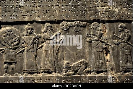 1000. PANNEAU DE L'OBÉLISQUE NOIR DU ROI SHALMANESER III DE NIMRUD, C. 825 B.C. PIC : LE ROI SHALMANESER III RECEVANT L'HOMMAGE DU ROI JEHU Banque D'Images