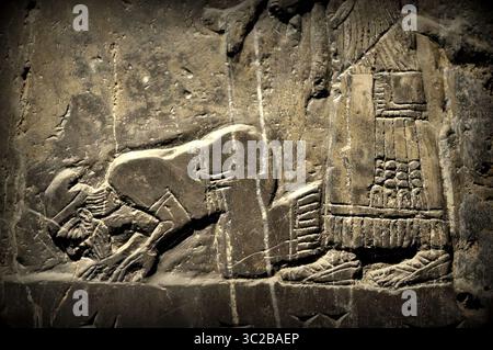 1000. PANNEAU DE L'OBÉLISQUE NOIR DU ROI SHALMANESER III DE NIMRUD, C. 825 B.C. PIC : LE ROI SHALMANESER III RECEVANT L'HOMMAGE DU ROI JEHU Banque D'Images