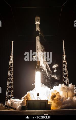 23 mai 2019 - Cape Canaveral, FL, États-Unis - Une fusée SpaceX Falcon 9 transporte une charge utile de 60 satellites Starlink du Kennedy Space Center le 23 mai 2019 à Cape Canaveral, en Floride. La fusée Falcon 9 a transporté l'énorme charge utile de petits satellites en orbite terrestre basse qui formera l'épine dorsale du nouveau service Internet Starlink. (Crédit image : © SpaceX via ZUMA Wire) Banque D'Images