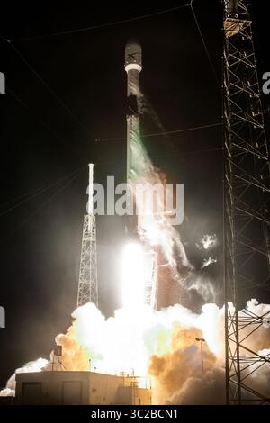 23 mai 2019 - Cape Canaveral, FL, États-Unis - Une fusée SpaceX Falcon 9 transporte une charge utile de 60 satellites Starlink du Kennedy Space Center le 23 mai 2019 à Cape Canaveral, en Floride. La fusée Falcon 9 a transporté l'énorme charge utile de petits satellites en orbite terrestre basse qui formera l'épine dorsale du nouveau service Internet Starlink. (Crédit image : © SpaceX via ZUMA Wire) Banque D'Images