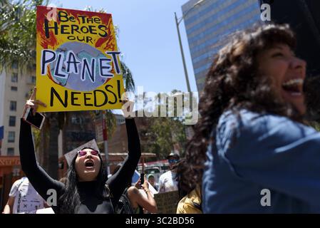 24 mai 2019 - Los Angeles, Californie, États-Unis - Un manifestant lors d'une manifestation contre le changement climatique tient une pancarte qui dit être les héros dont notre planète a besoin. Des étudiants et des militants écologistes participent à une grève climatique à Los Angeles, en Californie. Les organisateurs ont appelé l’administration Trump à déclarer l’état d’urgence climatique afin de sauver la planète, de créer un Green New Deal et de passer à une économie zéro émission. (Crédit image : © Ronen Tivony/SOPA images via ZUMA Wire) Banque D'Images